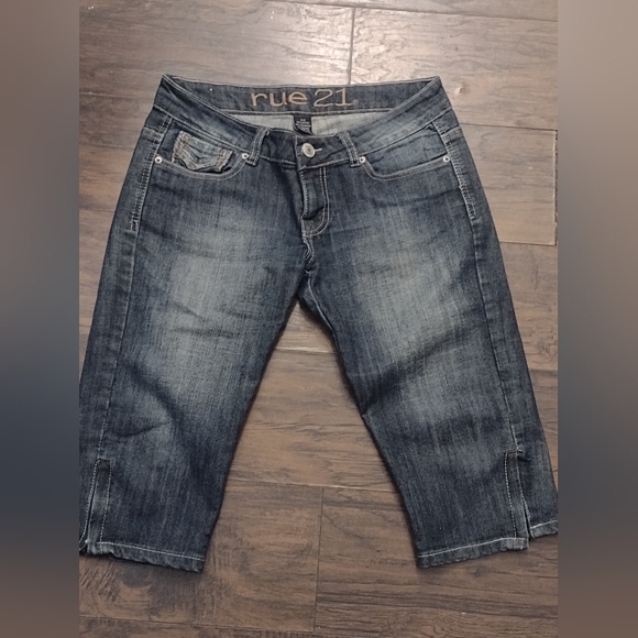 Rue21 Blue Jean Capri's Size 3/4 - Picture 1 of 16